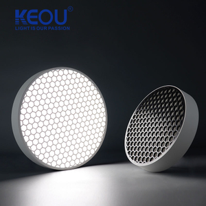 چراغ پانل مربعی نصب شده روی سطح ضد تابش نور